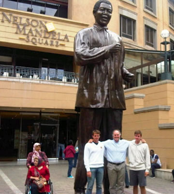 Nelson Mandela Square - Pierre de Charmoy Nelson Mandela Square - Pierre de Charmoy