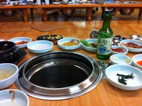 Sharing meals, the middle is for a fire and grid so you can cool your own meat - like in the next picture: Sharing meals, the middle is for a fire and grid so you can cool your own meat - like in the next picture:
