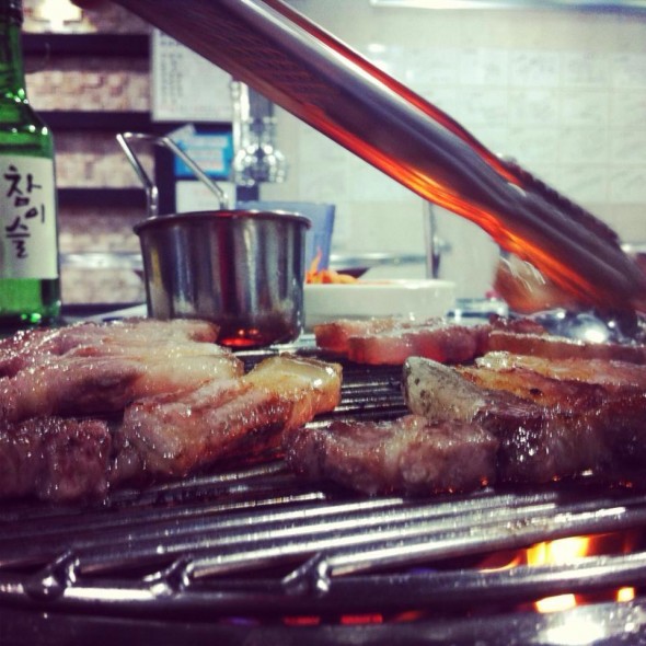 Sharing meals, the middle is for a fire and grid so you can cool your own meat - like in this picture: Sharing meals, the middle is for a fire and grid so you can cool your own meat - like in this picture: