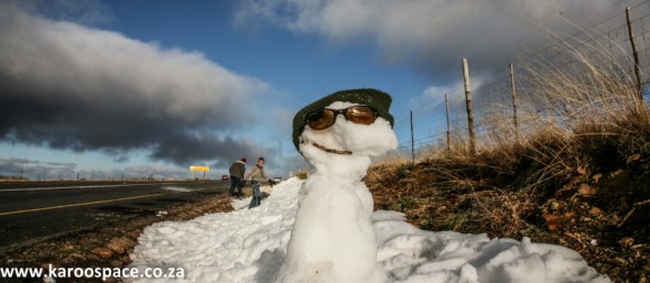 Pop-up snowmen go up all over the wintery Karoo. Pop-up snowmen go up all over the wintery Karoo.