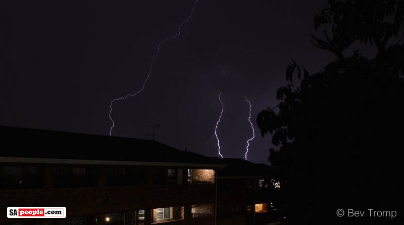 south africa s famous weather with attitude lightning pics