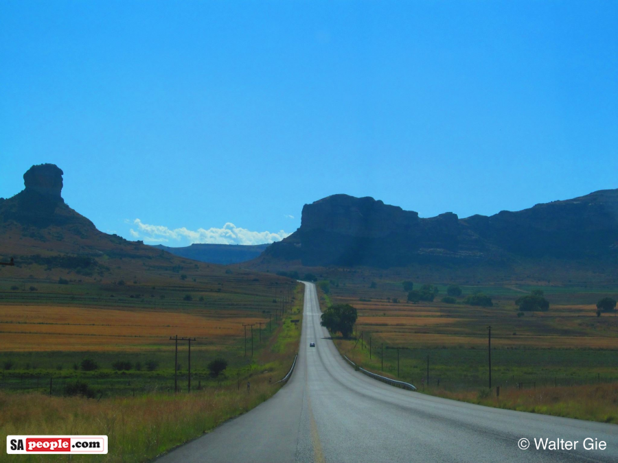 Road from Fouriesberg to Clarens Road from Fouriesberg to Clarens