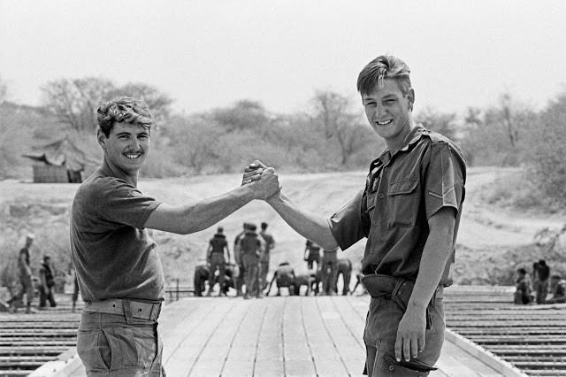 A last photograph of two SADF soldiers, veterans of battles in south-east Angola. Moments later the pontoon bridge over the Kavango River would be dismantled. The occupation by the SADF was over, 30 August 1988