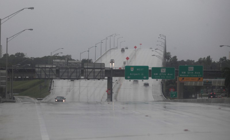 Drivers make their way on an empty highway prior to the arrival of Hurricane Matthew in Miami Beach, Florida, U.S. October 6, 2016. REUTERS/Javier Galeano