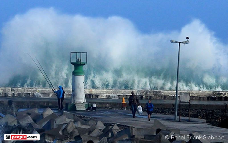 kalk-bay-harbour-lighthouse-waves-7