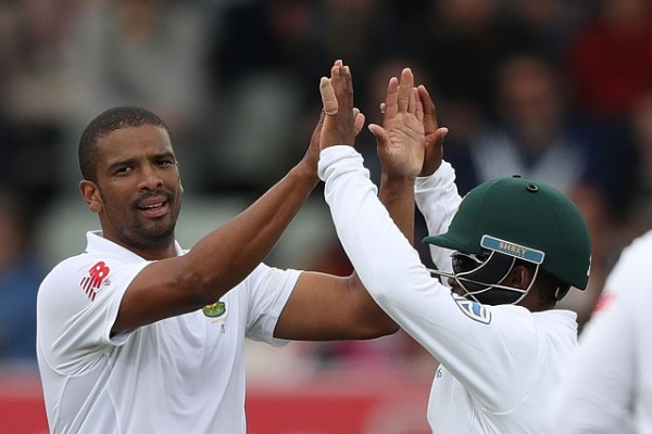HOBART, AUSTRALIA - NOVEMBER 12: Vernon Philander of South Africa celebrates after taking the wicket of Usman Khawaja of Australia during day one of the Second Test match between Australia and South Africa at Blundstone Arena on November 12, 2016 in Hobart, Australia. (Photo by Robert Cianflone/Getty Images)