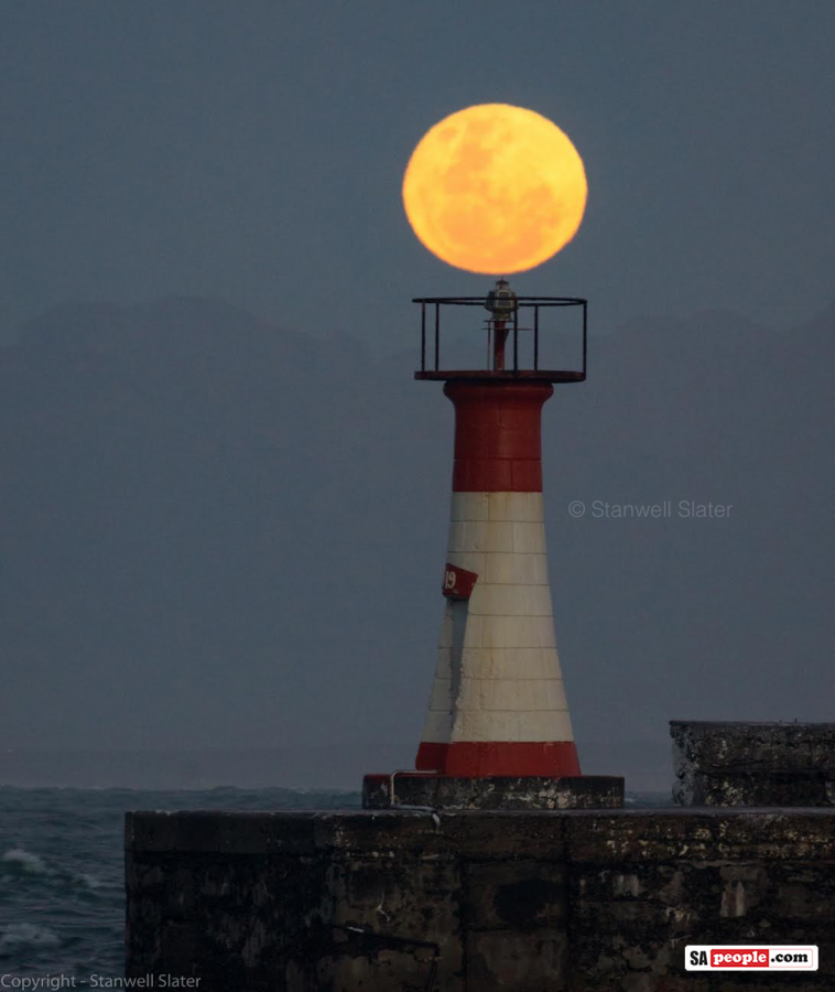supermoon-kalk-bay-lighthouse