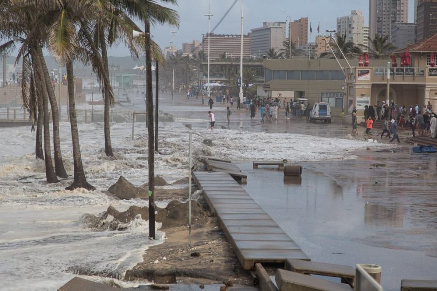 PHOTOS and VIDEO of Major Swell... and Surfers on the Big Waves in