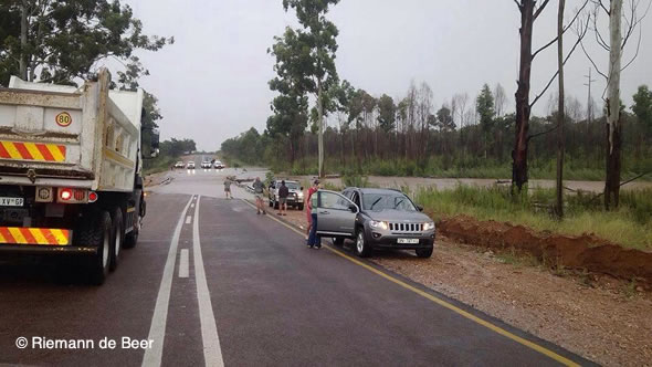 Locals Helpmekaar in Flooded Lephalale - SAPeople - Worldwide South ...