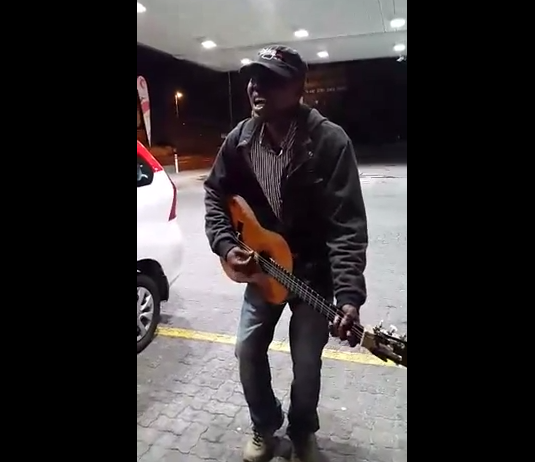 Muso sings for paramedics, Cape Town Muso sings for paramedics, Cape Town