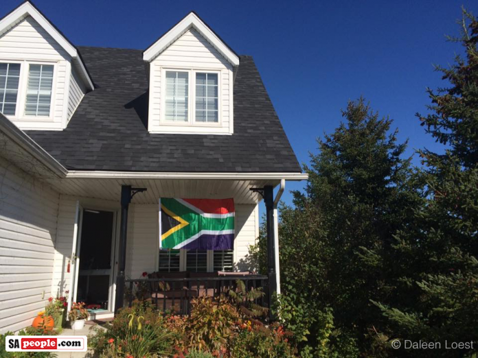 usa-flag-house-canada
