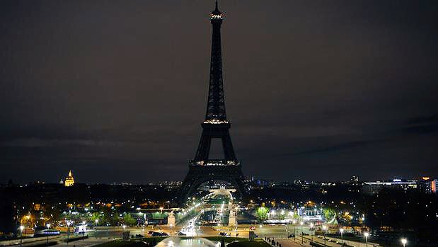 paris dims lights for somalia