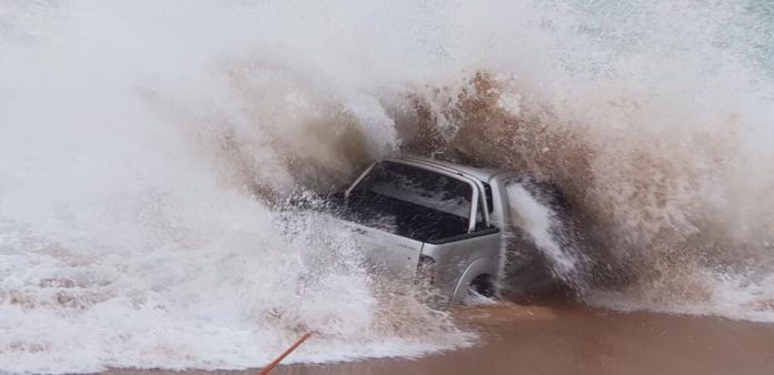 Ballito bakkie in ocean4 Photo: FB/Andre Van Der Spuy