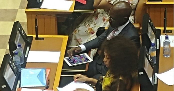 gigaba-playing-candy-crush