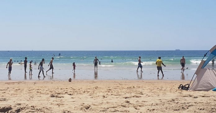 south-africans-unite-on-beach