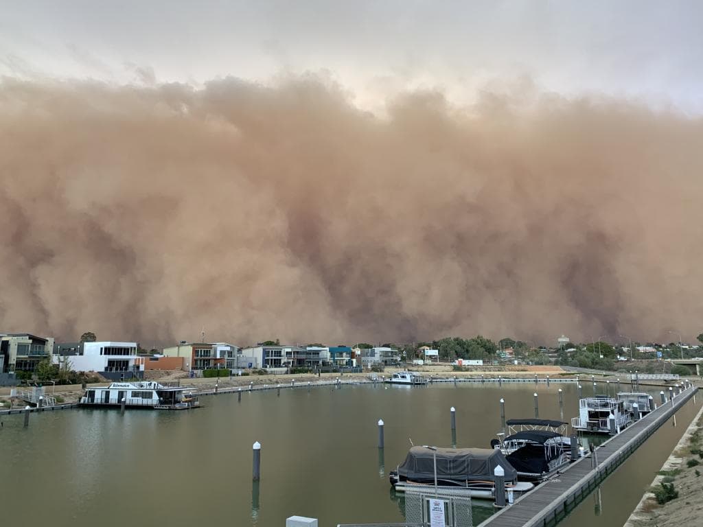 Massive Dust Storm Turns Australian Town of Mildura from Day to Night