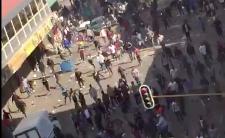 WATCH Protesters Attack Police in Joburg CBD. Rubber Bullets Used to