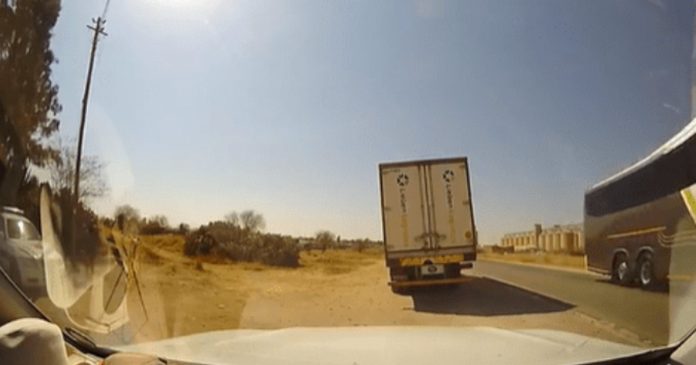 dashcam-catches-south-africa-officers-bribe traffic officers bribe south africa dashcam