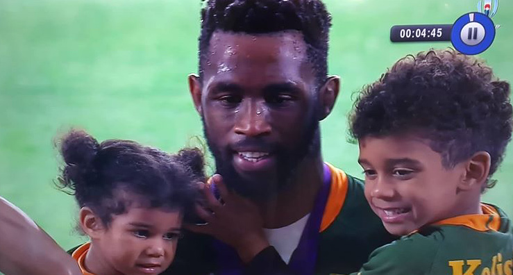 kolisi-with-his-children