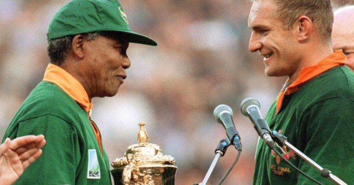 nelson-mandela-francois-pienaar nelson-mandela-francois-pienaar