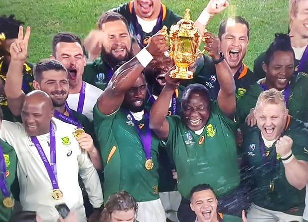 ramaphosa-and-kolisi-hold-the-web-ellis-cup