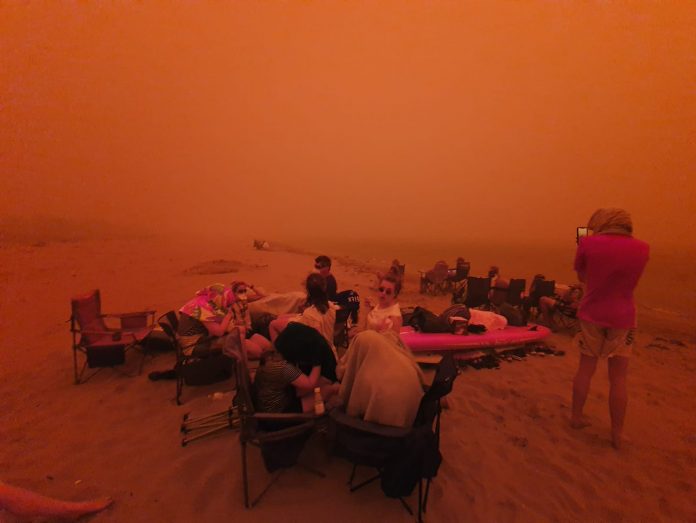Thousands Shelter on Beaches in Australia as Fires Continue to Rage