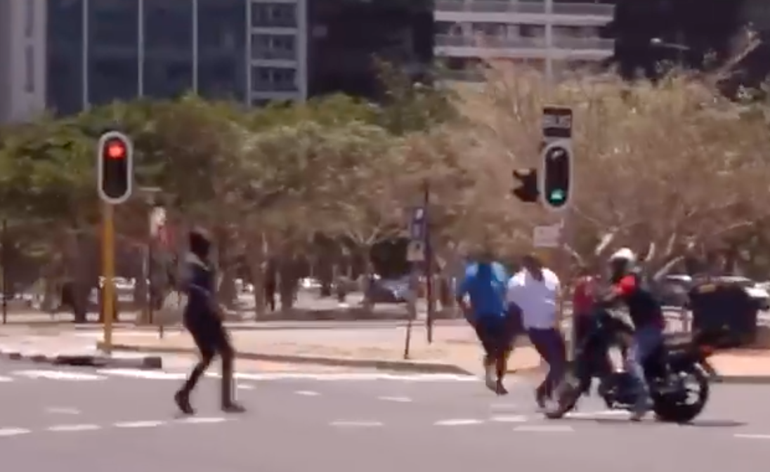 WATCH Capetonians Hang on as Gale Force Winds Blow Through Cape Town
