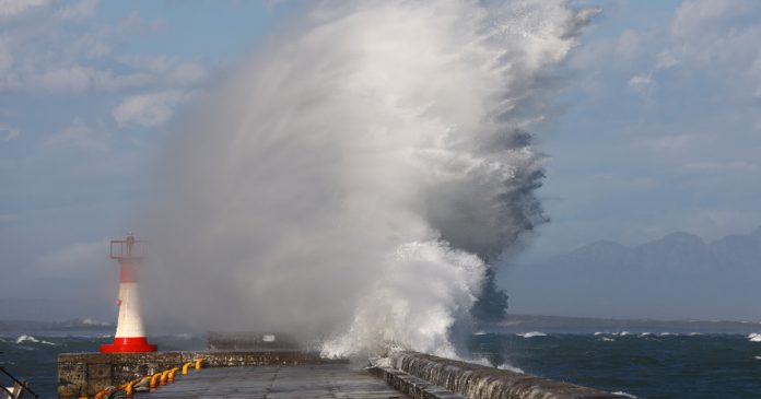 kalk-bay-harbour-large-waves-th kalk bay harbour big waves