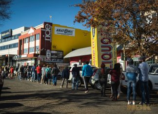 south africans queue alcohol bottle stores
