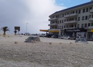 cape-town-storm-cars-sea
