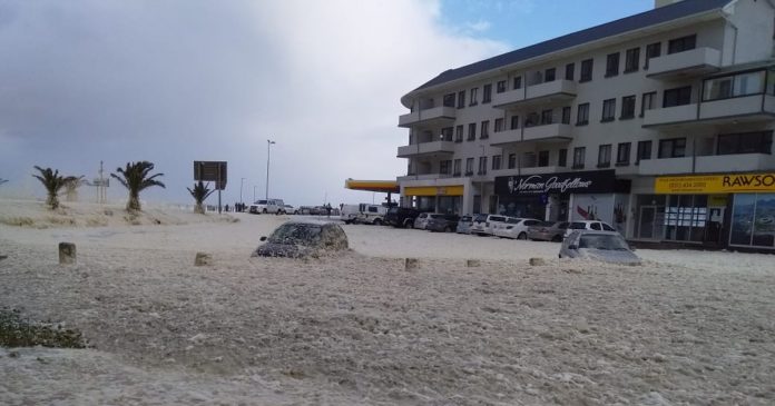 cape-town-storm-cars-sea cape-town-storm-cars-sea