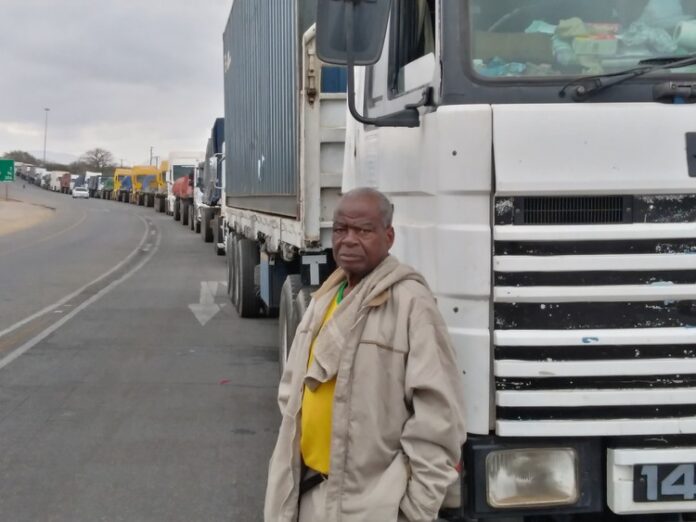 queue at zimbabwe border Newancy Mudzimurenga said he had been stuck in the same place since Sunday evening. Photo: Bernard Chiguvare