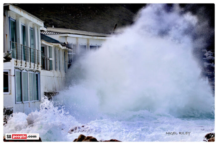 harbour-house-restaurant-big-waves-3 huge waves kalk bay harbour house restaurant