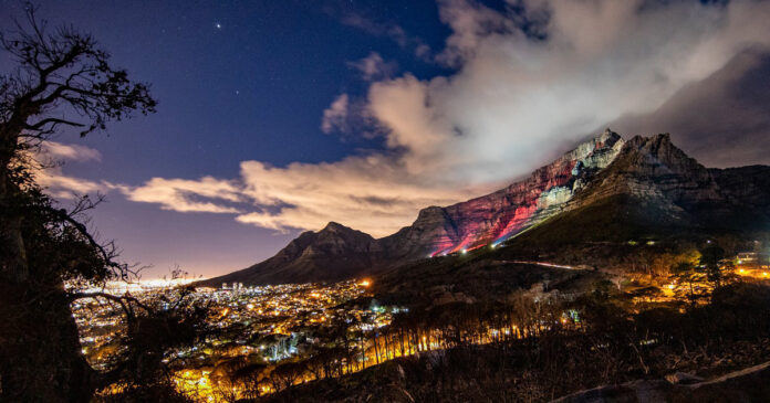 th-table-mountain-cape-town-painted-red-lightsared table-mountain-cape-town-painted-red-lightsared