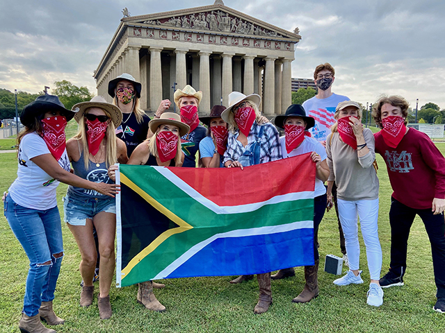 friends-south-africa-nashville-parthenon Friends of South Africa Nashville posing in front of the Parthenon