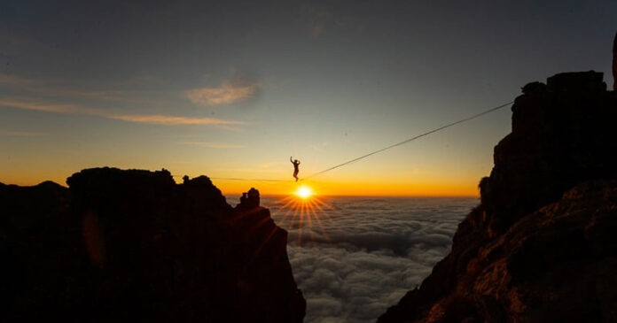 tim-slacklining-drakensberg-th tim-slacklining-drakensberg