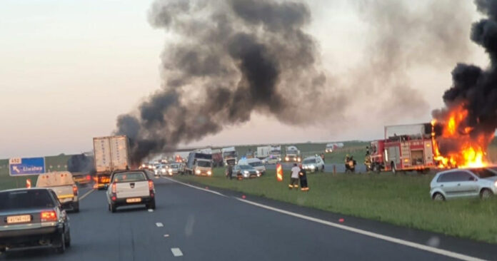 trucks-burning-joburg Two trucks burning at Etwatwa, near Benoni in Gauteng. Photo: FB / SA Long Distance Truckers