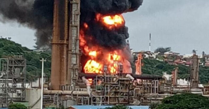 oil-refinery-on-fire-south-africa-th Engen refinery fire in Durban South Africa after an explosion on Friday morning, 4 December 2020. Photo supplied.