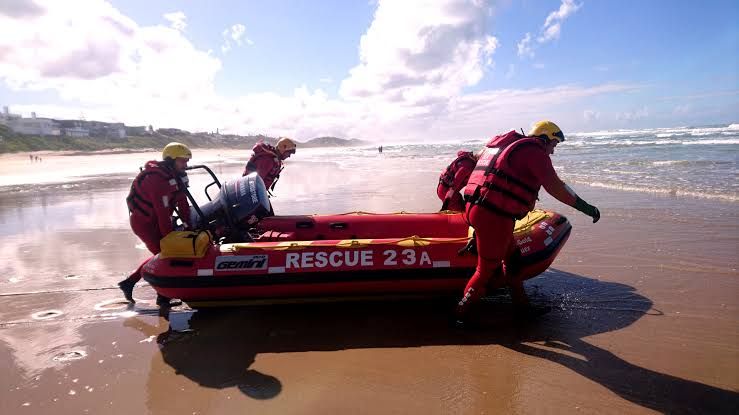 The Wilderness Beach NSRI inshore lifeboat heading out to sea for a resuce: Phote: NSRI media website