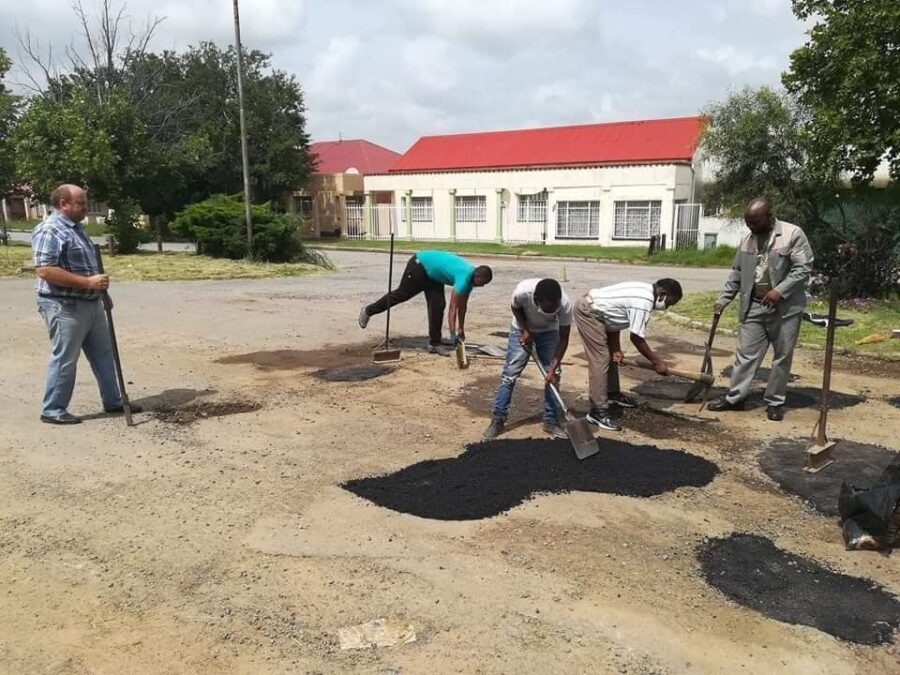 senekal filling potholes