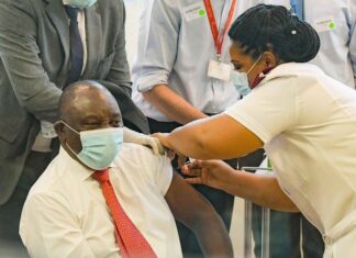 South African President Cyril Ramaphosa receives a Johnson & Johnson vaccination at the Khayelitsha Hospital in February 2021. Archive photo: Jeffrey Abrahams