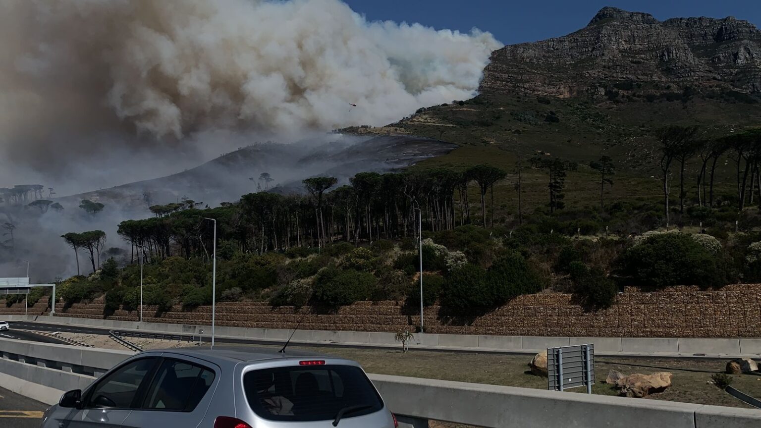 Huge Table Mountain Fire Edging Towards UCT SAPeople Worldwide