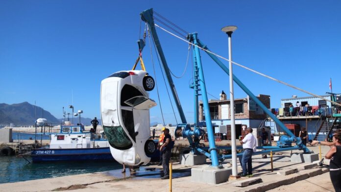 US Tourist's Car Rolls into Hermanus Harbour US Tourist's Car Rolls into Hermanus Harbour