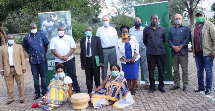 PHOTO 4 - MAKAHANE MOU SIGNING Thulamela Descendants Sign Momentous Agreement with Sanparks