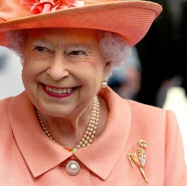 Queen Elizabeth wears South African designers brooch