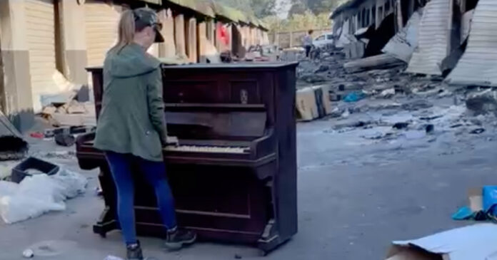 piano-player-waterfall Jenny Bowes' piano playing helps heal the pain and heartache