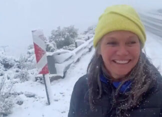WATCH Locals Enjoy Snowfall in Ceres as SAWS Issues Snow Warning