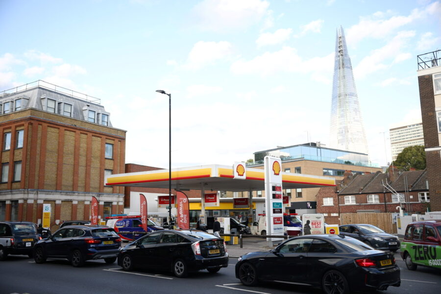 Vehicles queue to refill at a Shell fuel station in central London, Britain, September 27, 2021. REUTERS/Henry Nicholls