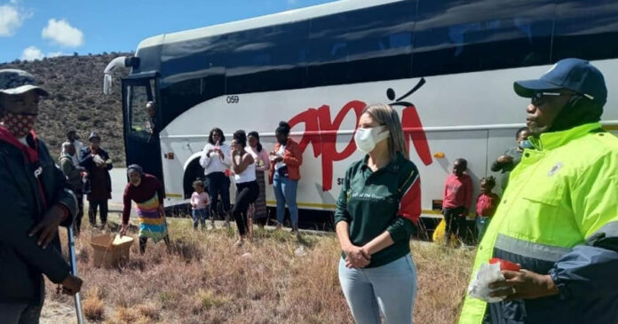 Gift-of-the-Givers-bus-broke-down Gift of the Givers Heeds Traffic Officer's Call for Help for Bus Passengers