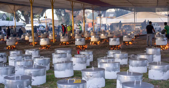 acts-of-kindness-south-africa-thecon Food is prepared by a South African non-profit to feed over 87 000 people in underprivileged communities at the height of the COVID-19 pandemic in Cape Town in 2020. Photo by Brenton Geach/Gallo Images via Getty Images